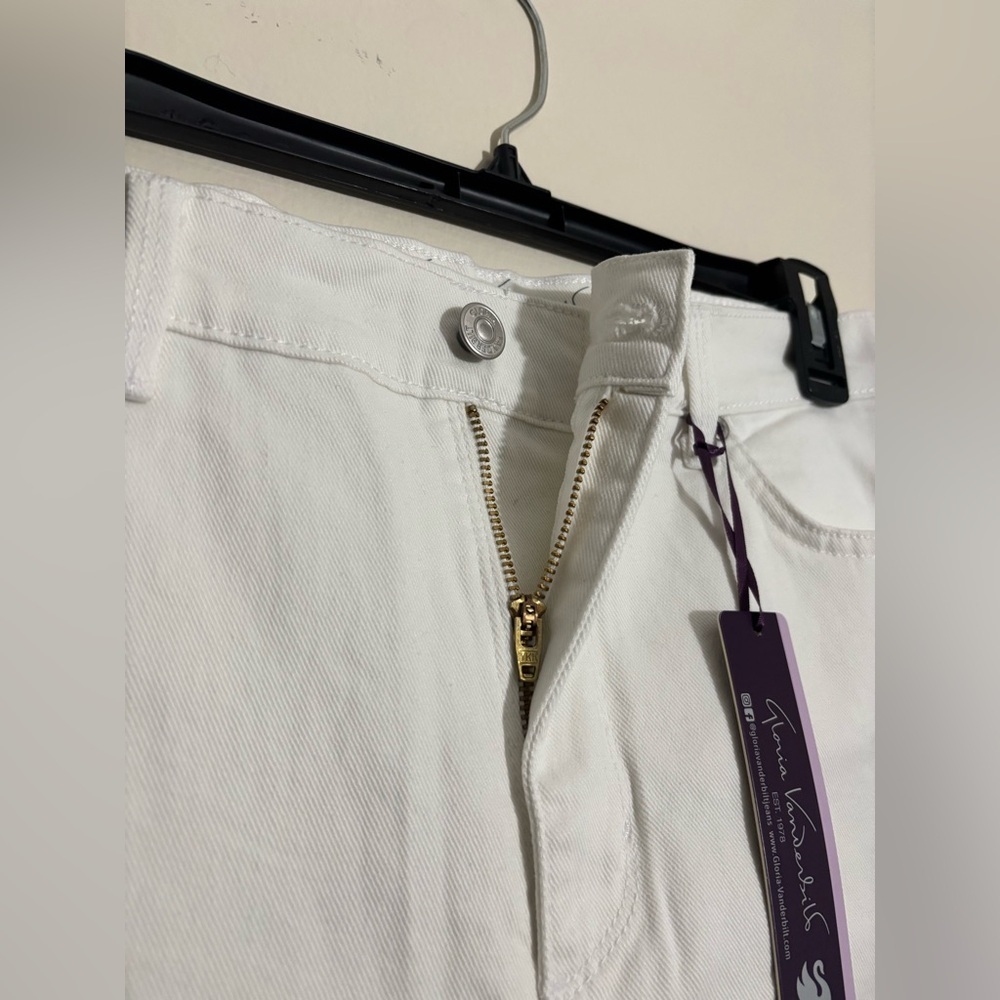 Gloria Vanderbilt Amanda
Heritage Fit Capri Classic Rise Crystal
White size 10 - Picture 5 of 16